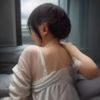 妖姬导航主编林晓薇，女性，短发，专业严谨气质，办公室背景